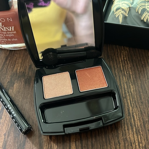 Avon Palm Chic gift box includes pierced earrings, gel nail color, eyeshadow - Picture 3 of 9